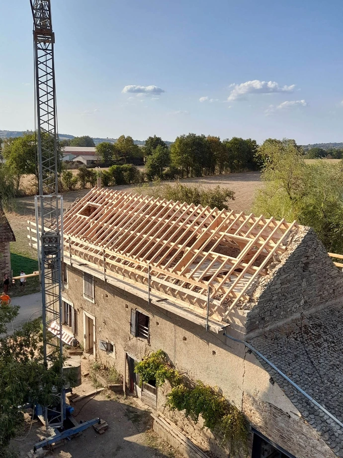 Charpente neuve sur le bâtiment en pierre à Tanus