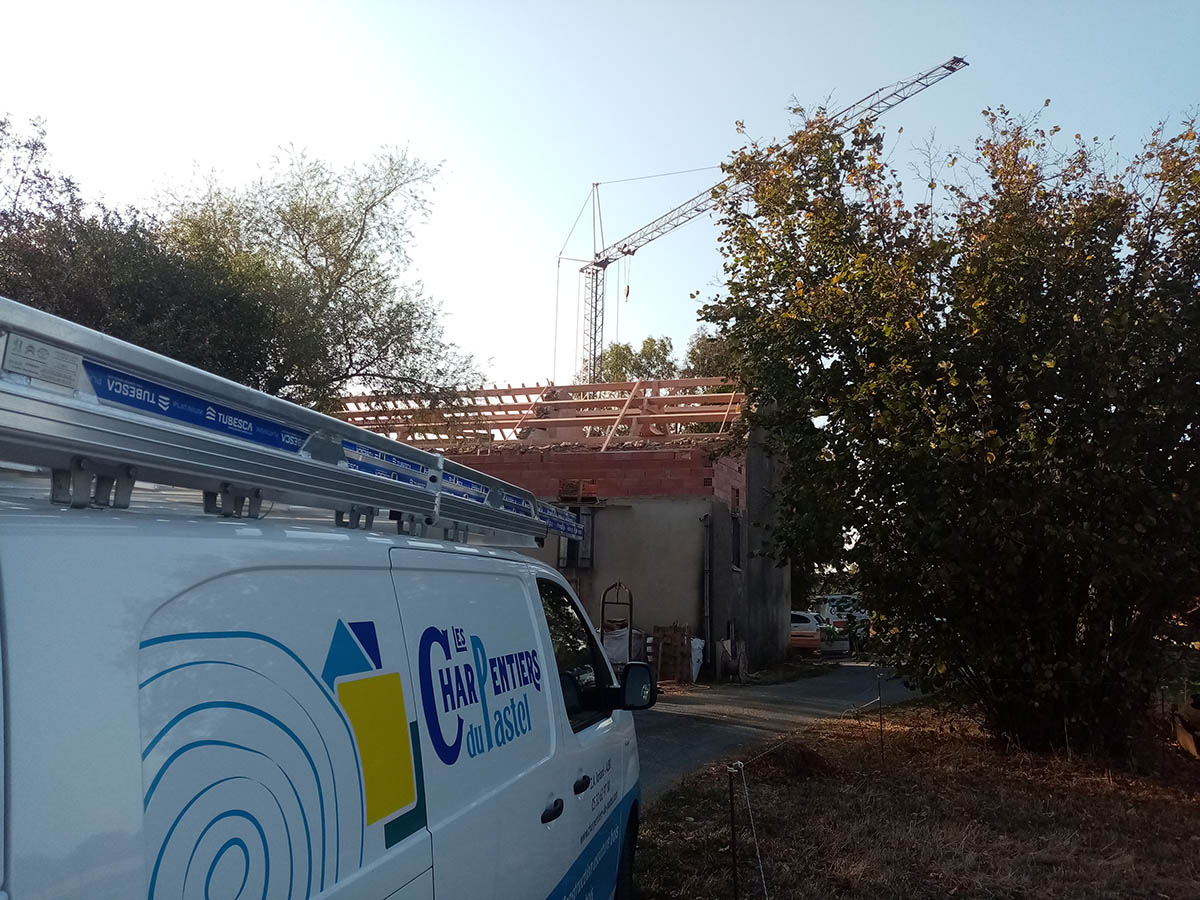 Chantier de charpente et véhicule des Charpentiers du Pastel