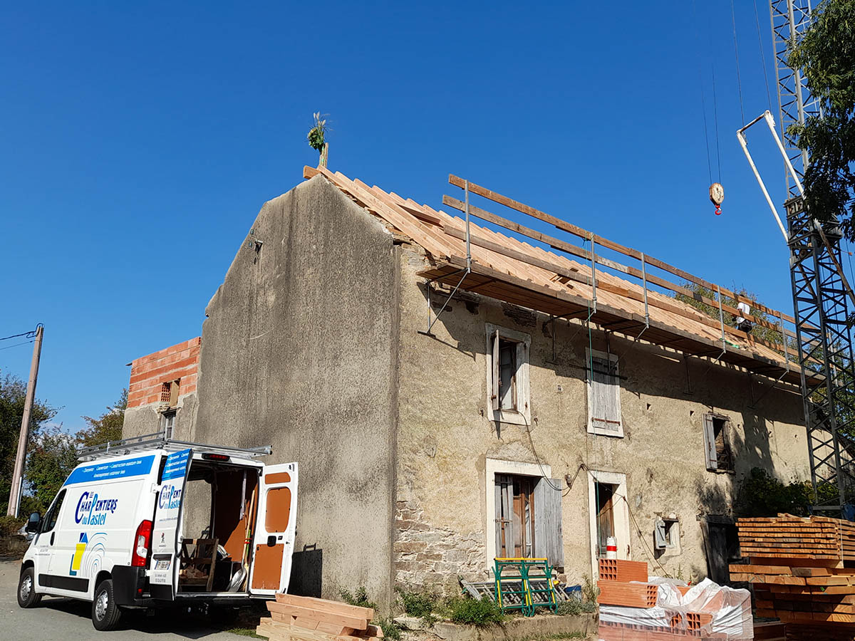 Réhabilitation du bâtiment en pierre avec sa nouvelle charpente