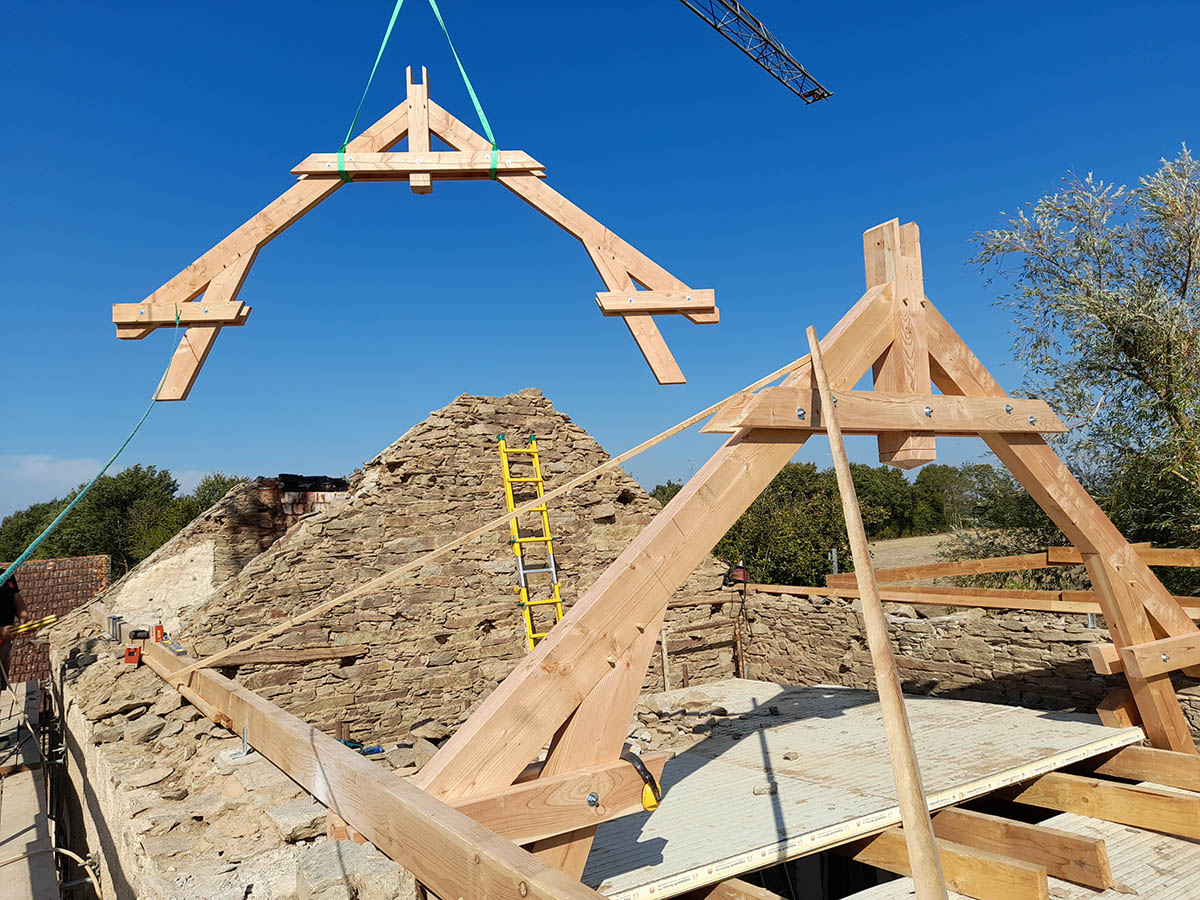 Levage d’une ferme en chêne à la grue