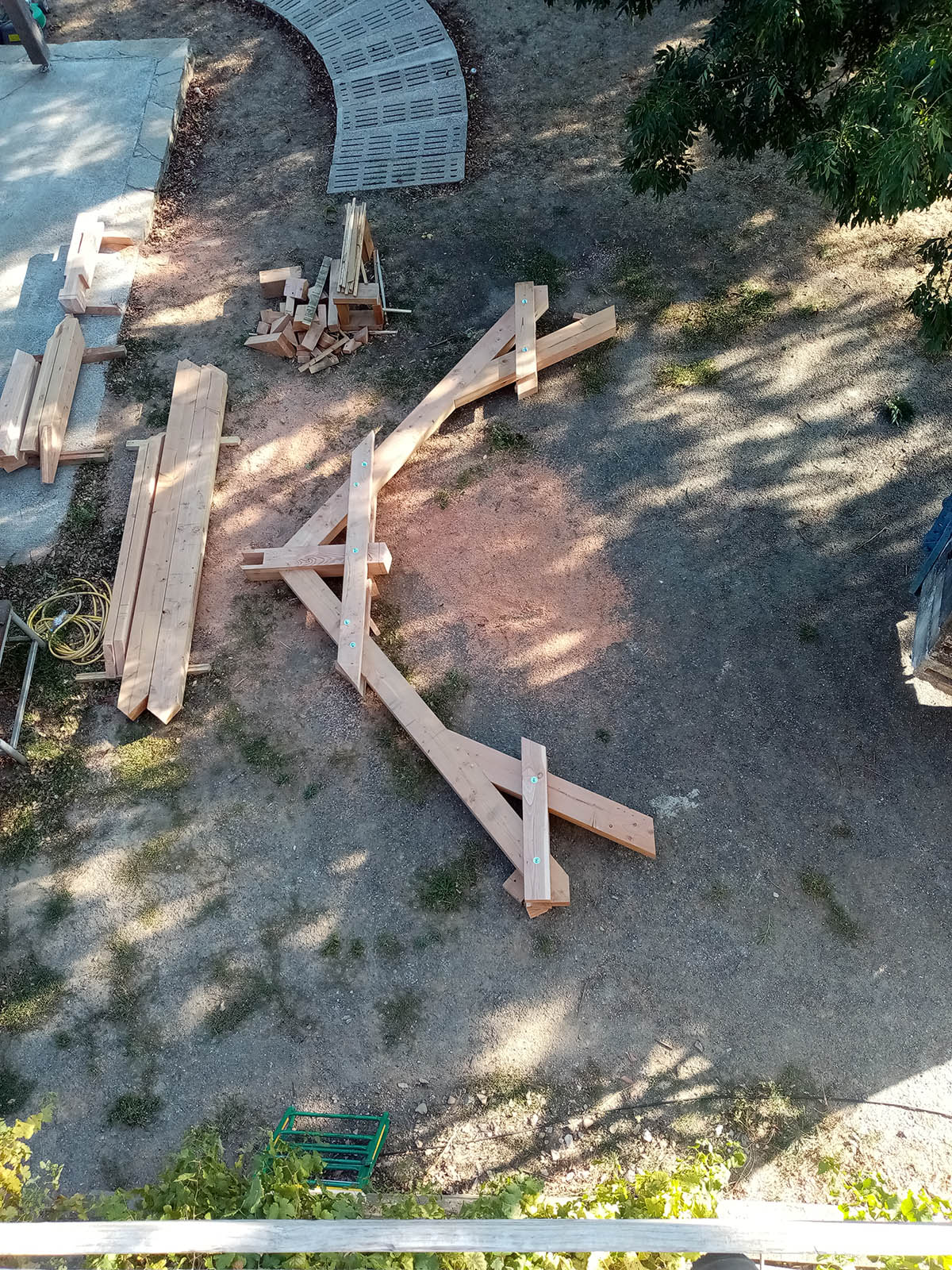 Pièces de charpente préparées au sol avant le levage