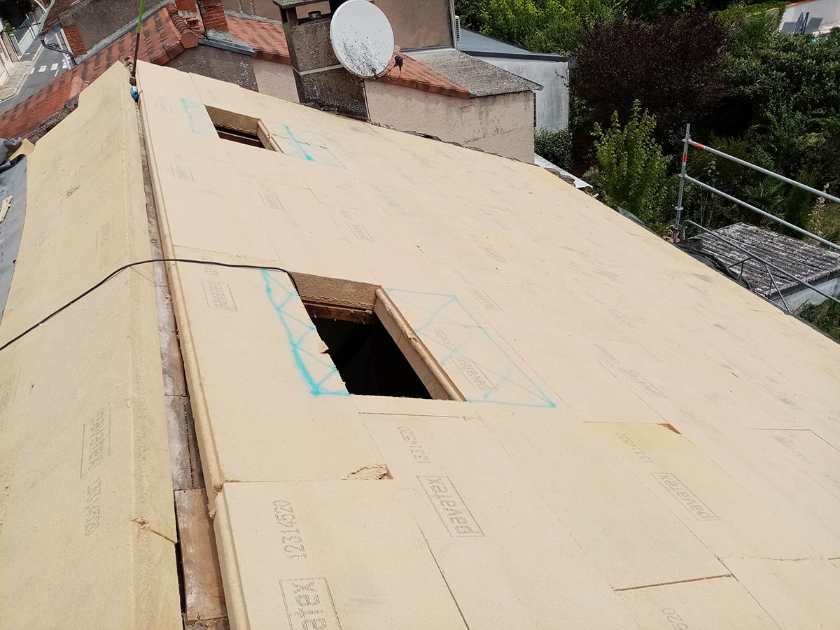 Panneaux isolants posés autour d’une ouverture en toiture
