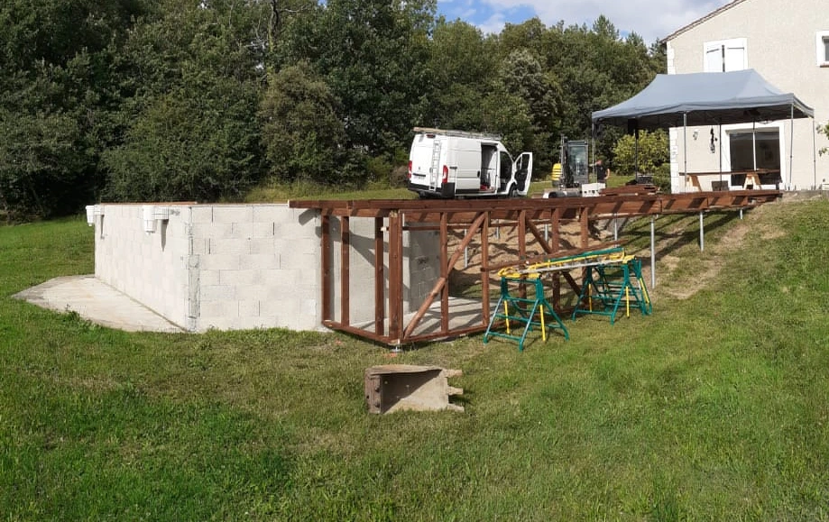 Poteaux et structure de la terrasse le long du bassin