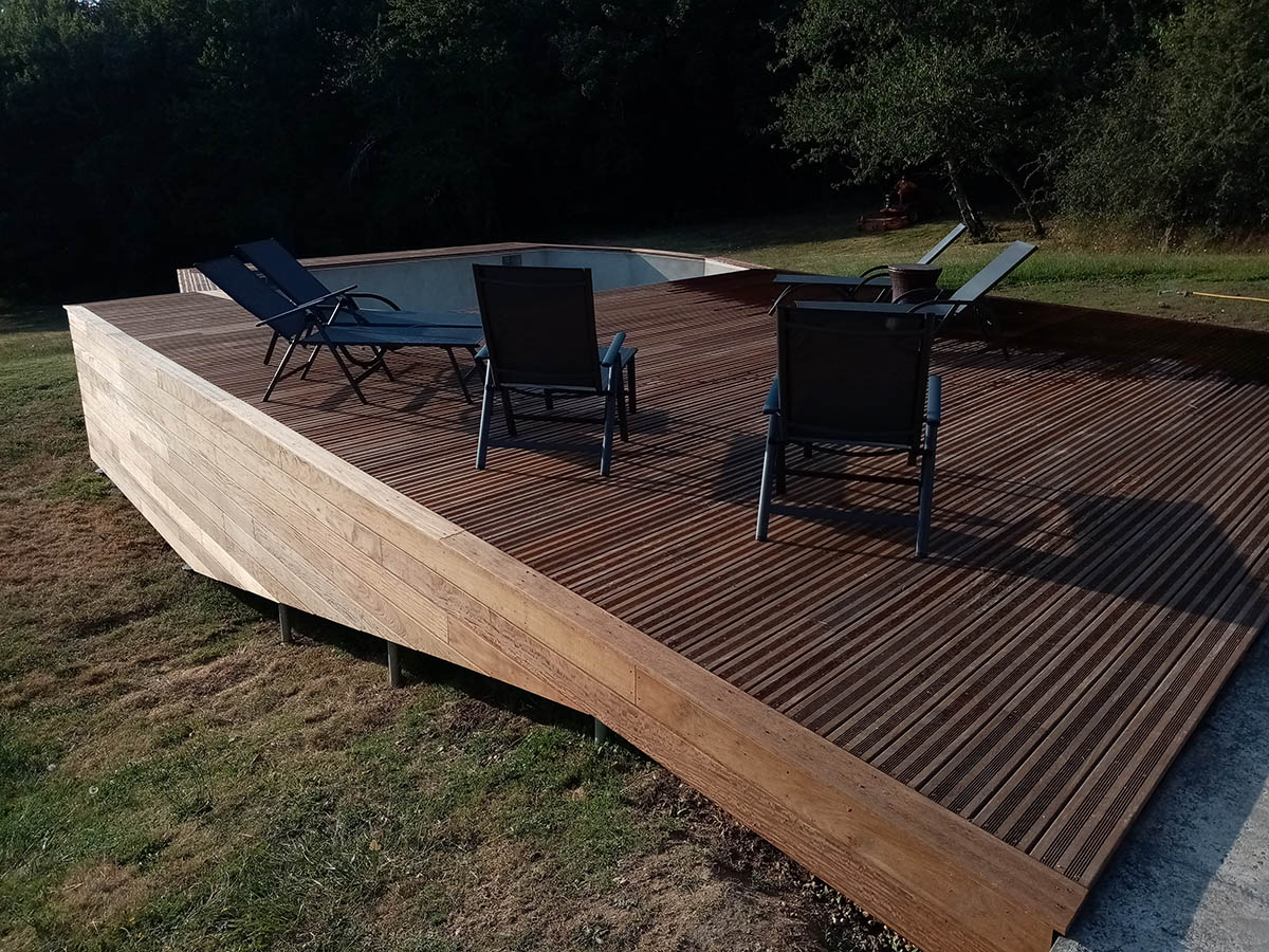 Espace repas aménagé sur la terrasse en Ipé