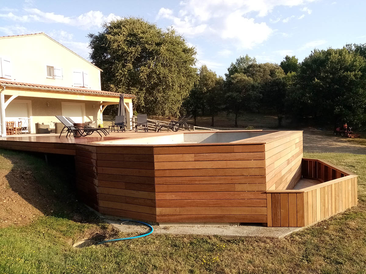 Terrasse en Ipé et habillage bois autour de la piscine à Puybegon
