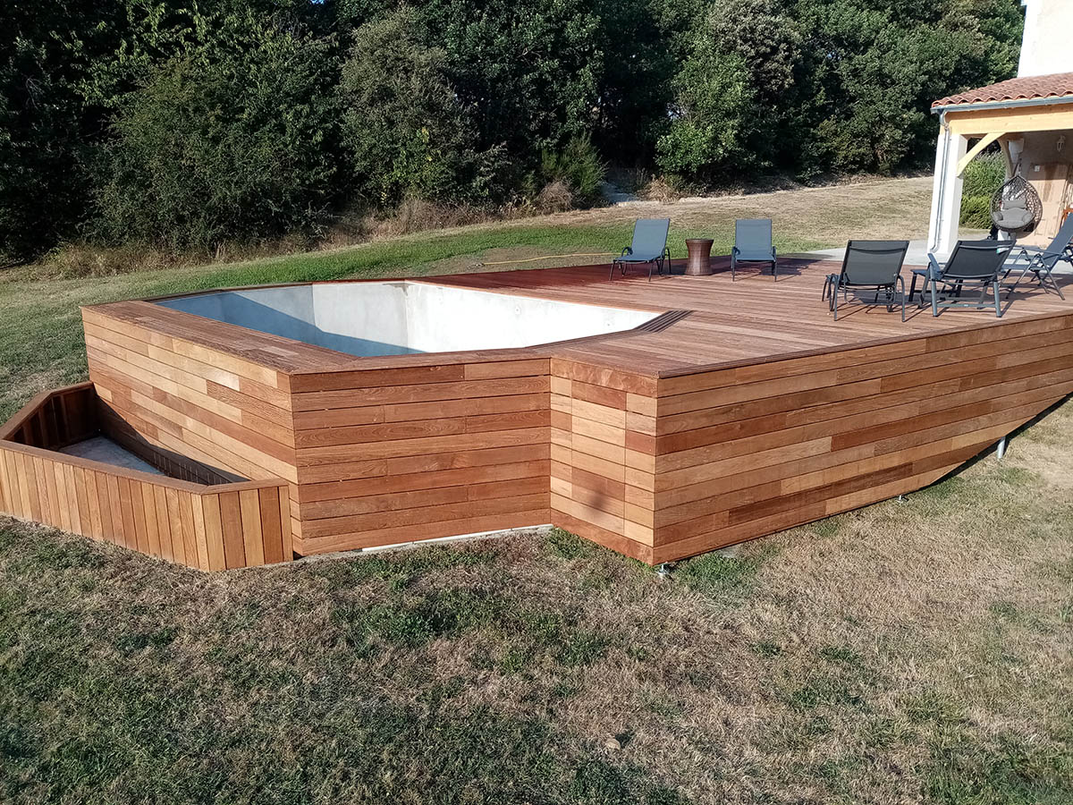 Terrasse terminée avec marches autour du bassin