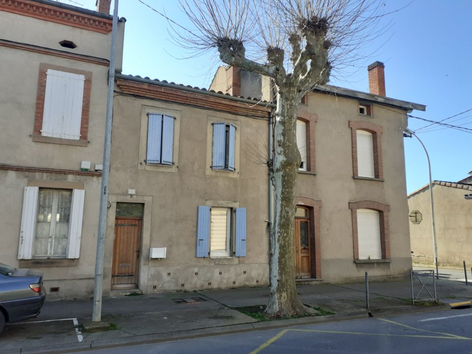 Façade de la maison surélevée à Albi