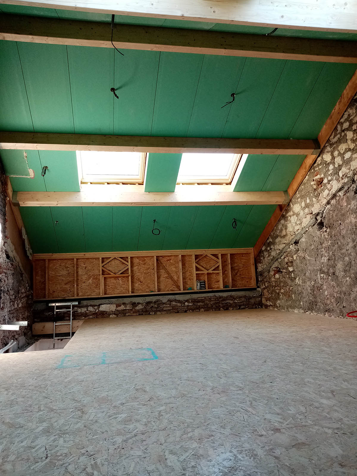 Intérieur du niveau créé sous la charpente