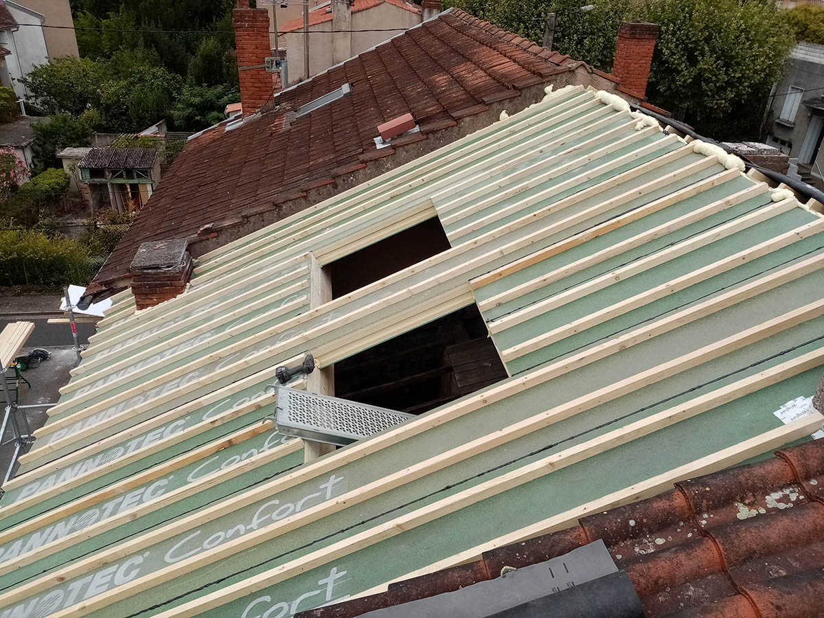 Structure de la toiture pendant les travaux de surélévation