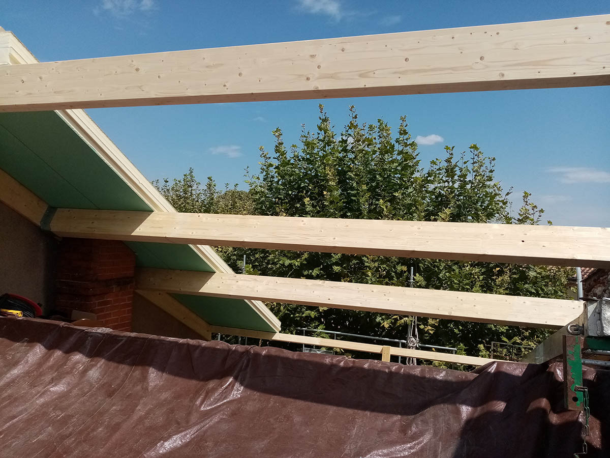 Mise en place des pièces de charpente de la surélévation