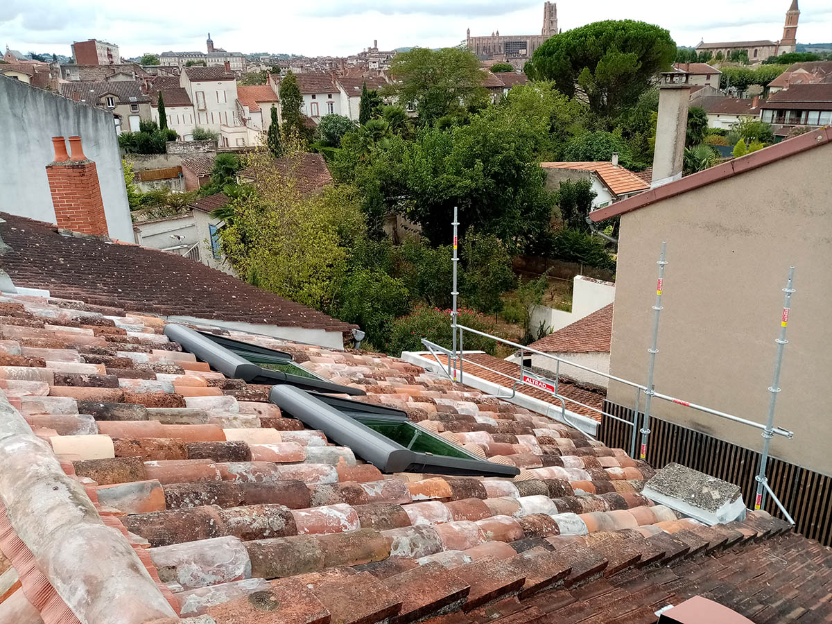 Toiture rénovée autour des fenêtres de toit