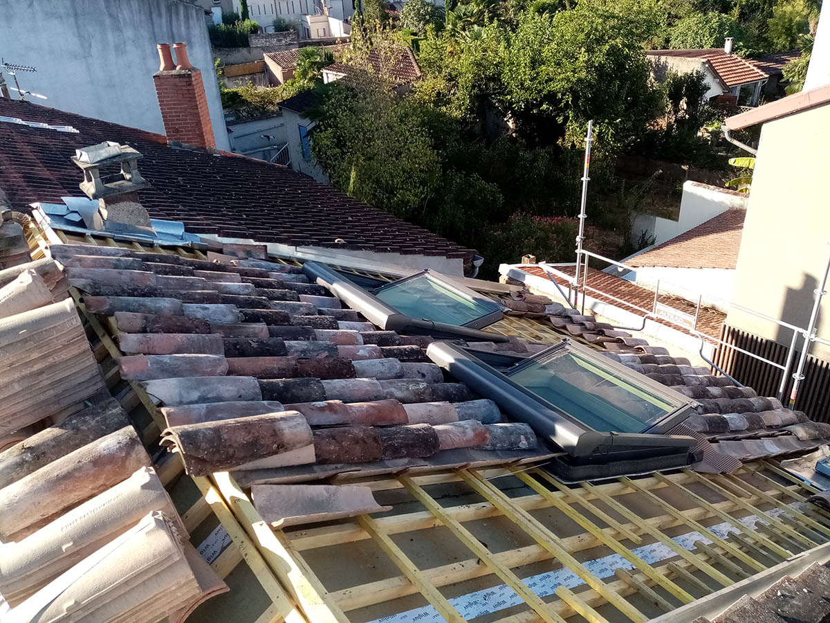 Pose progressive des tuiles autour des ouvertures en toiture