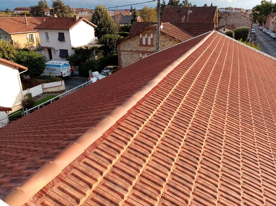 Alignement des tuiles sur les deux versants de toiture