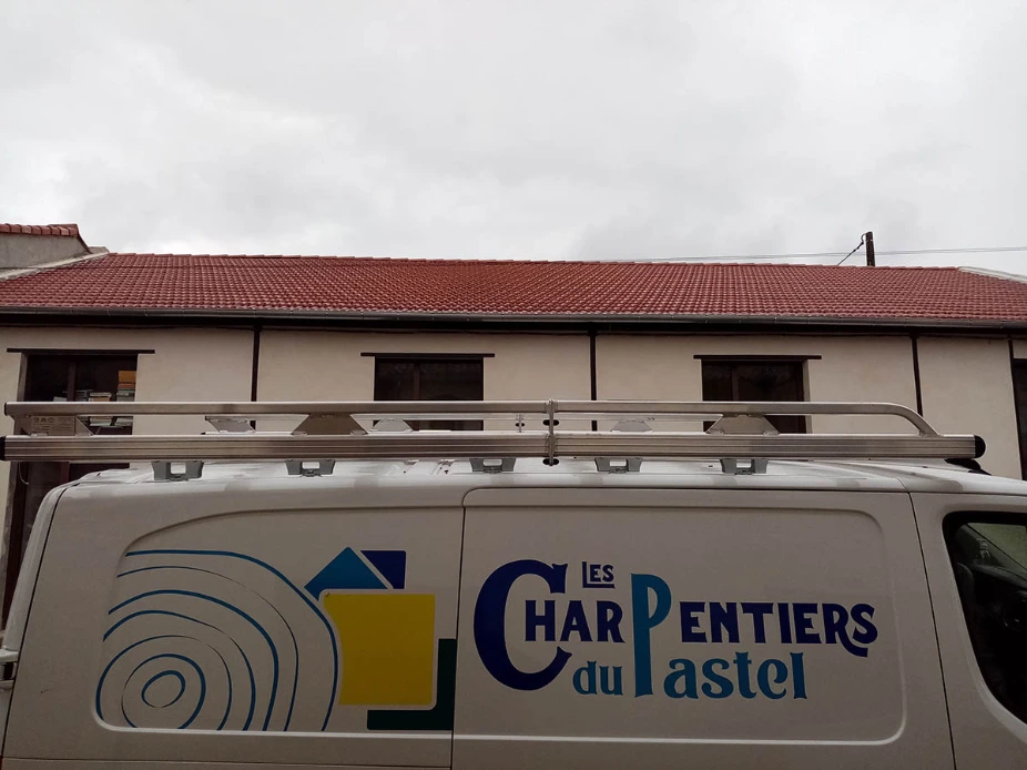 Couverture terminée à Villefranche-d’Albigeois et véhicule de l’entreprise