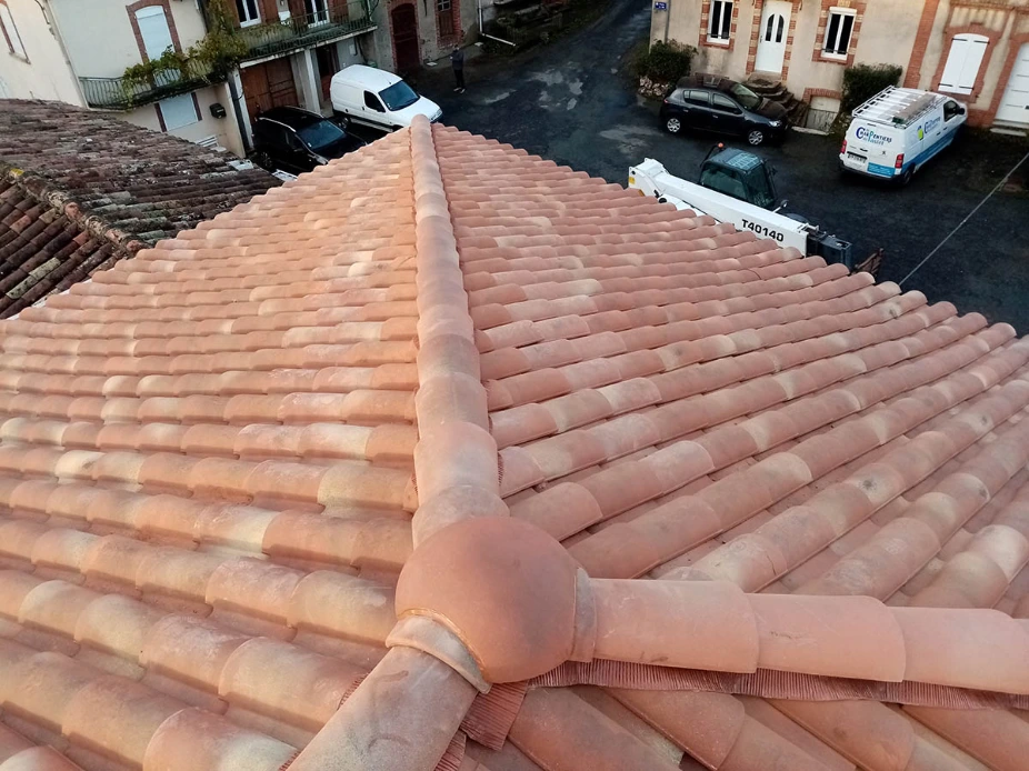 Finition du faîtage sur la couverture en tuiles