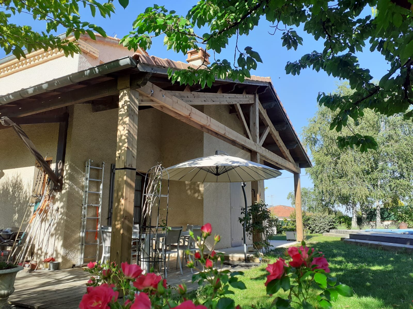Vue de côté de la nouvelle charpente apparente