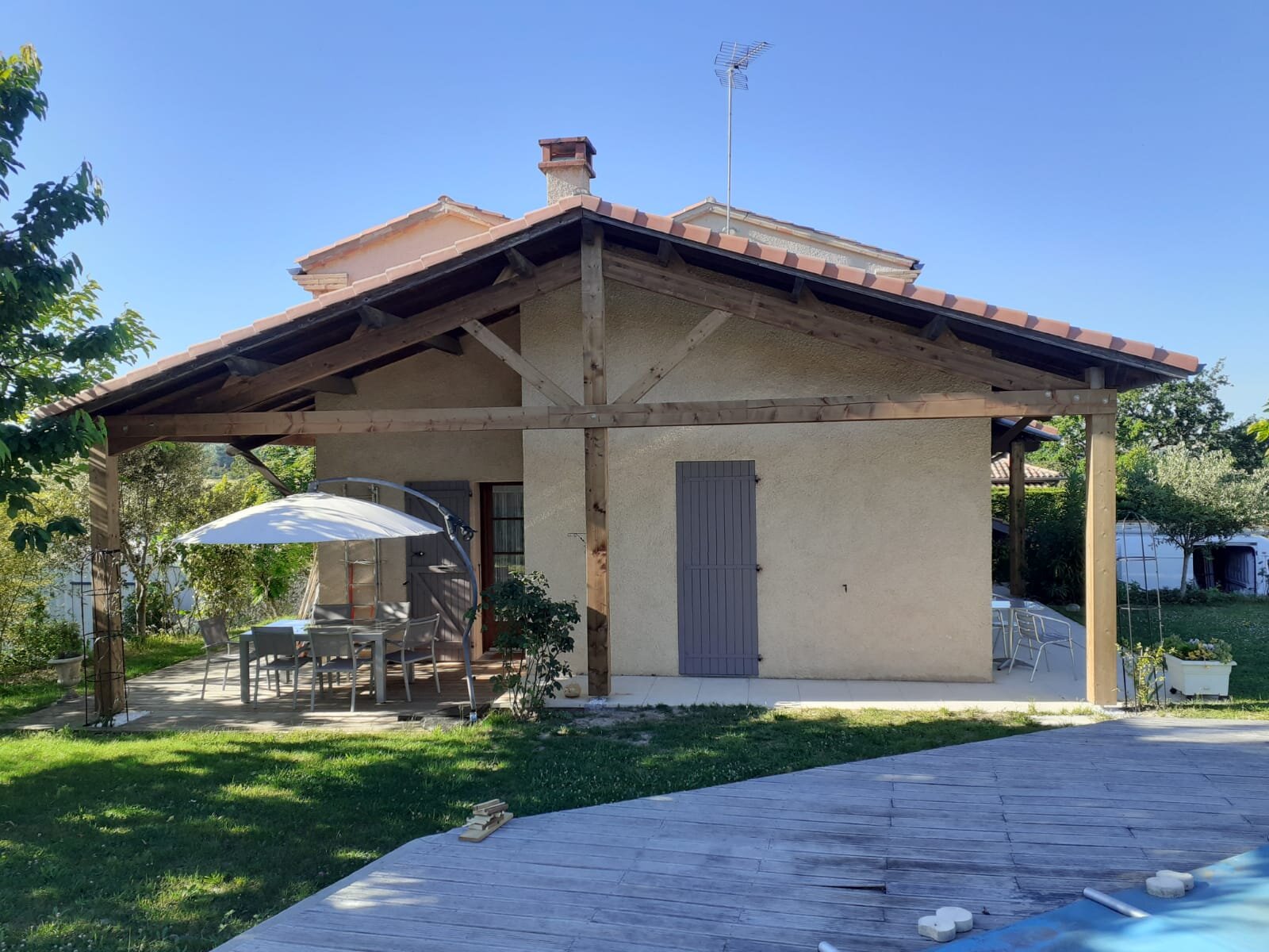 Façade avec ferme traditionnelle sous le débord de toiture
