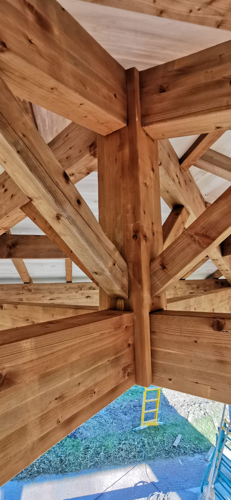 Assemblage des pièces de chêne sous le toit du kiosque