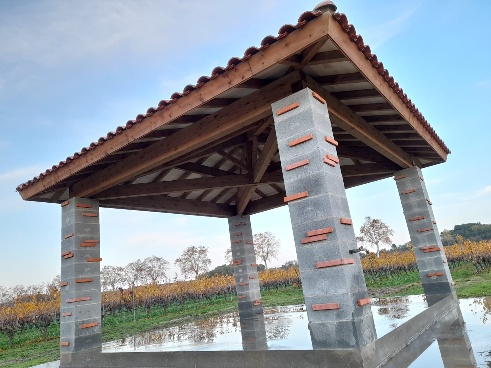 Kiosque de jardin avec sa couverture en tuiles canal