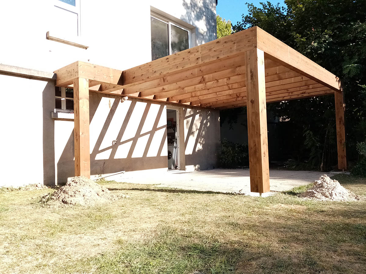 Structure poteaux-poutres portant la terrasse surélevée