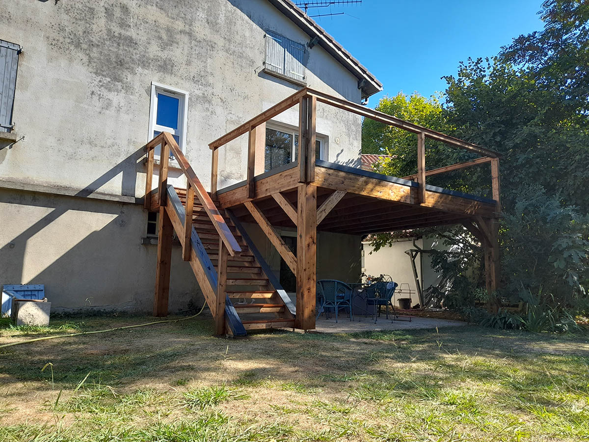 Terrasse surélevée et escalier extérieur à Saint-Sulpice