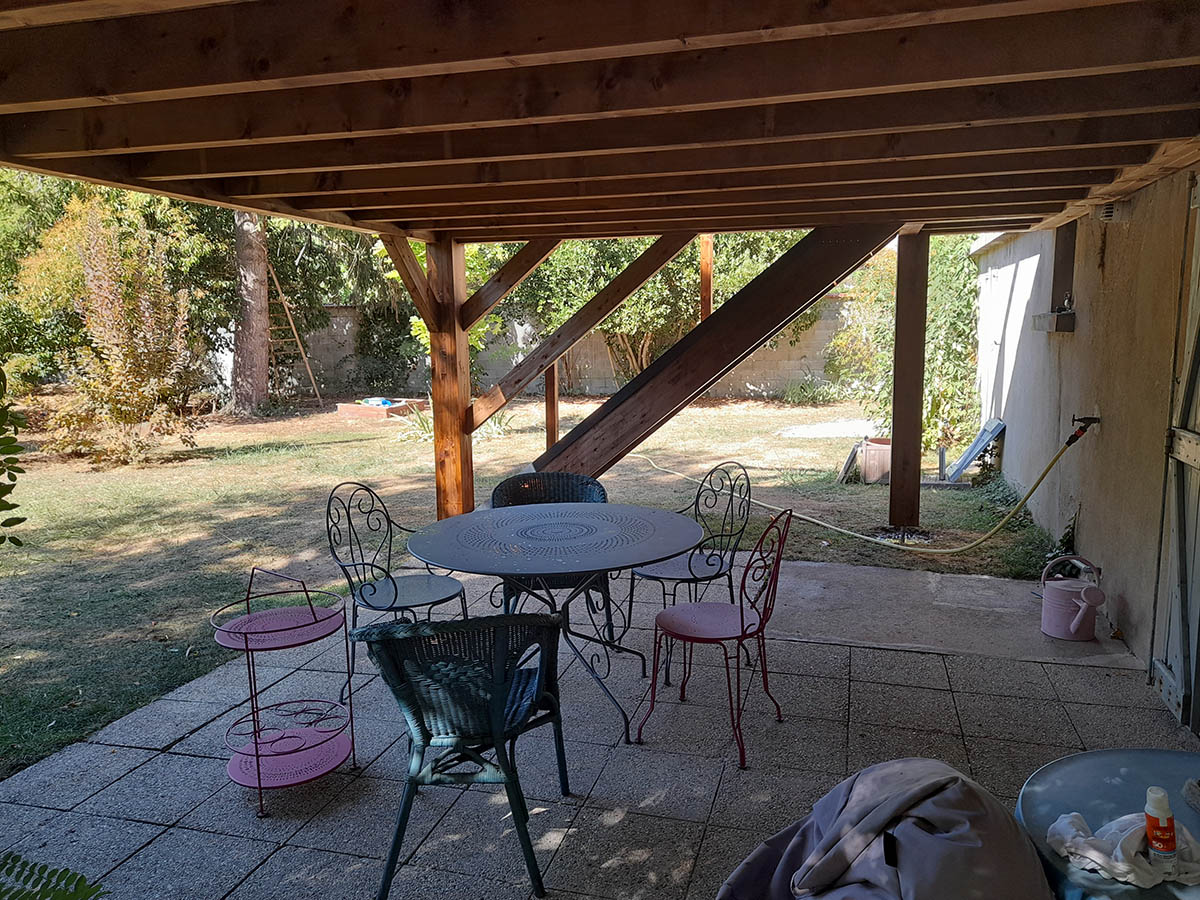 Salon d’été abrité sous la terrasse en bois