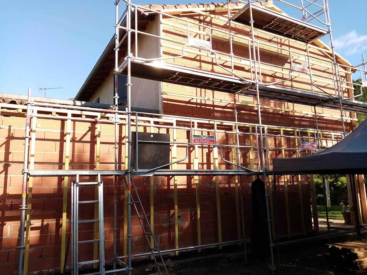 Échafaudage devant la façade en cours d’isolation à Lisle-sur-Tarn