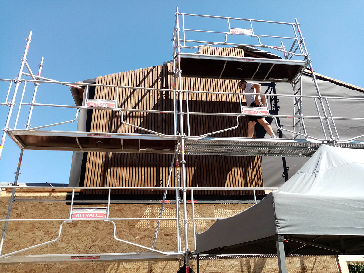 Pose des lames de bardage sur la partie haute de la façade