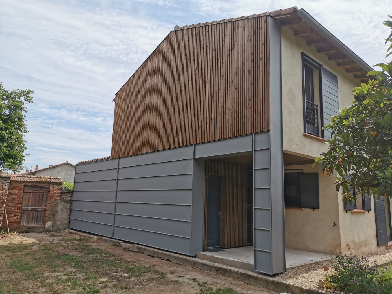 Façade rénovée avec bardage vertical en Douglas