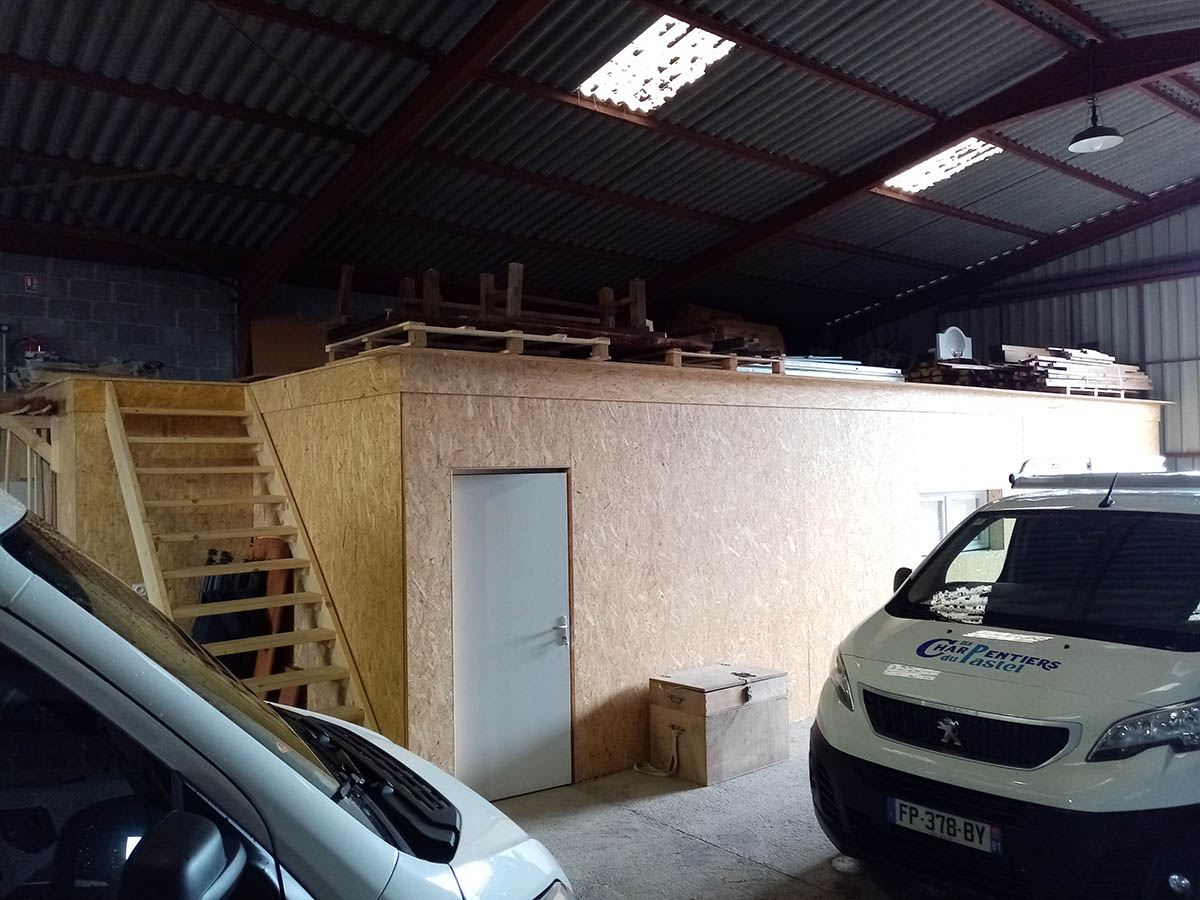 Vue d’ensemble des bureaux en bois aménagés dans le bâtiment