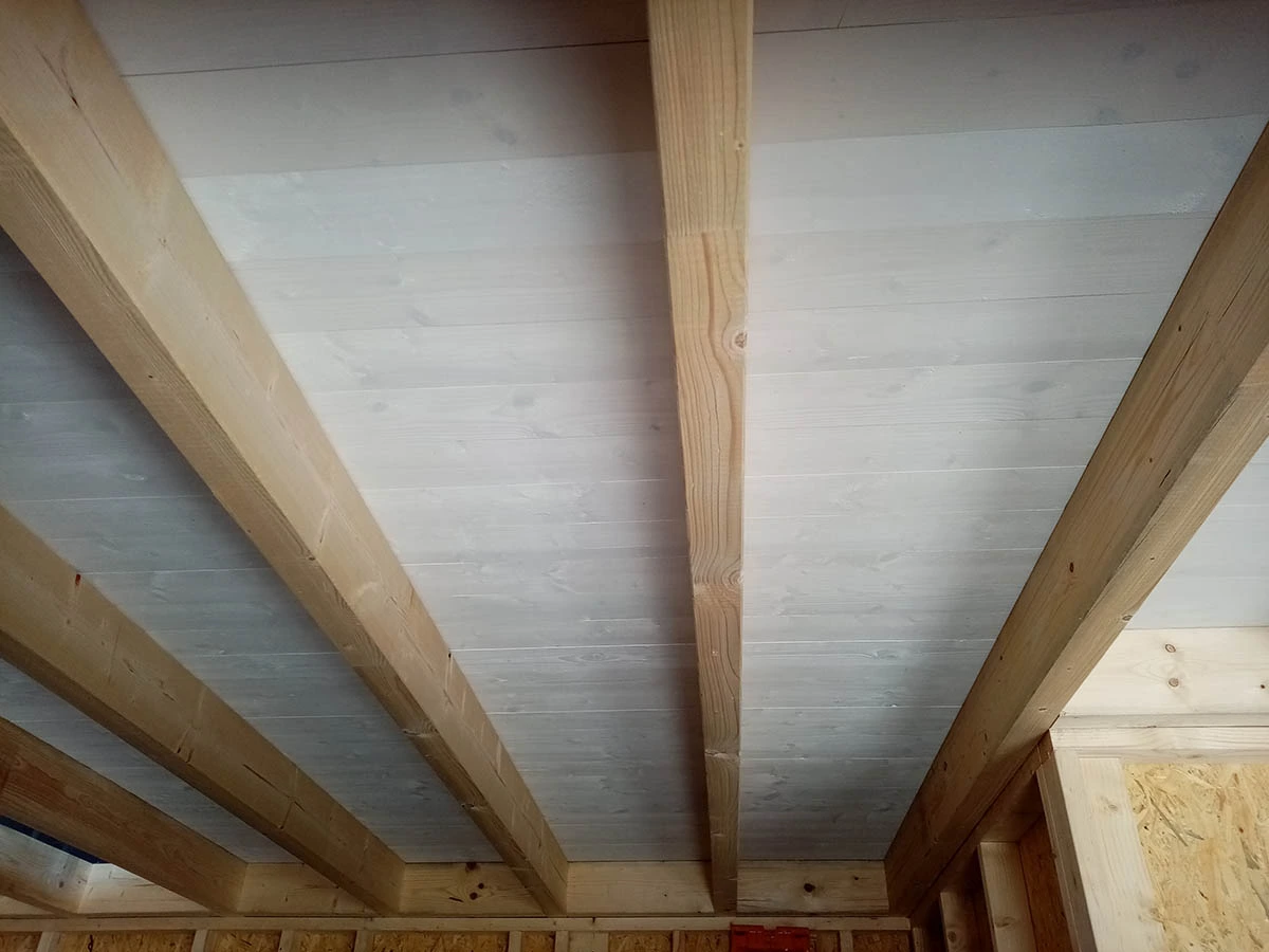 Solives apparentes du plafond du bureau en ossature bois à Albi