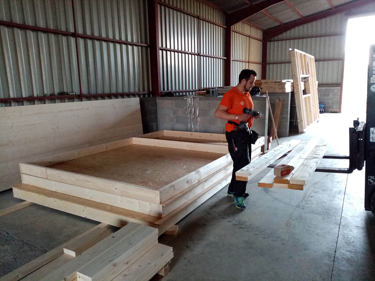 Préparation d’un panneau d’ossature bois dans l’atelier