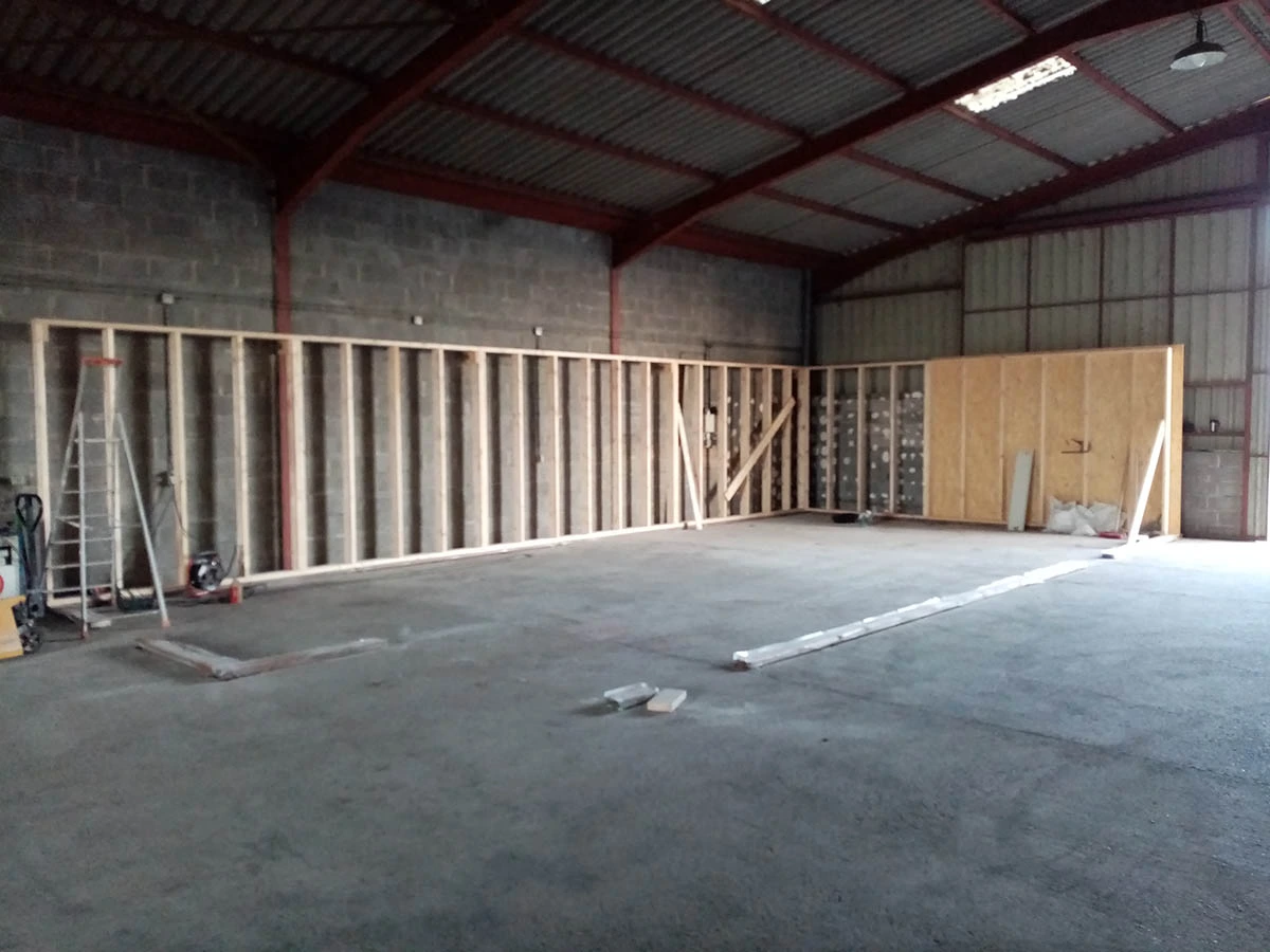 Montage des murs en bois à l’intérieur du bâtiment